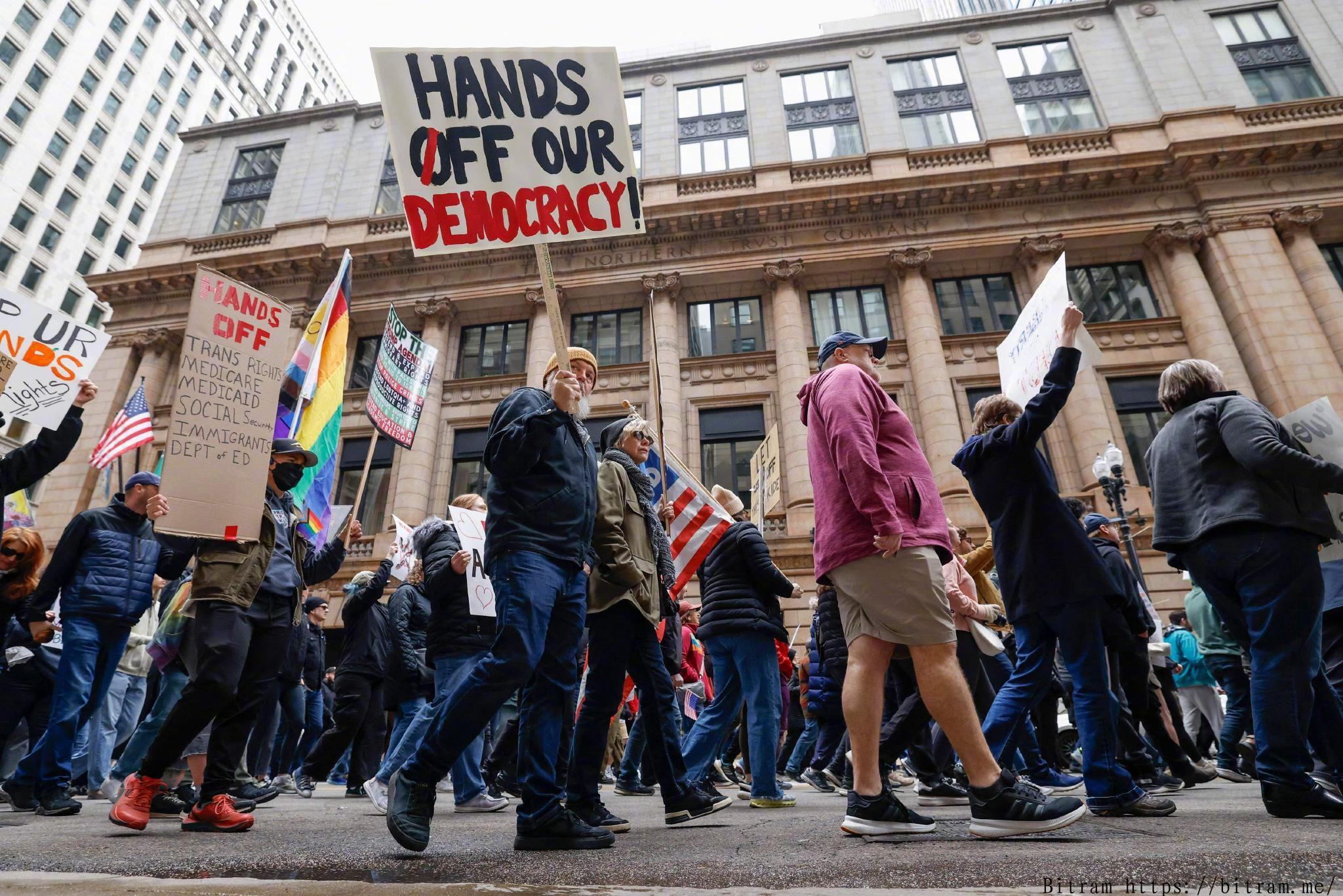 全美超900万人走上街头:反特朗普抗议创历史新高,伊朗战争与移民政策成导火索